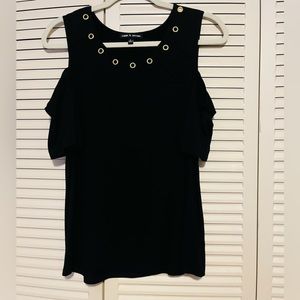 Cable & Gauge Ladies Size Medium Short Sleeve Cold Shoulder Top in Black.